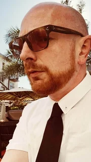 Der Regisseur Mads Br&uuml;gger schlie&szlig;t sich mit dem Privatermittler G&ouml;ran Bj&ouml;rkdahl zusammen, um den Fall "Dag Hammarskj&ouml;ld" neu zu beleuchten.