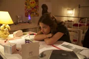 Die meiste Zeit verbringt Janette (Gizem Emre) vor dem Fernseher, bis ihr Mark klar macht, dass in ihr viel mehr steckt als sie selbst vermutet ...