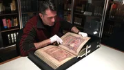 Rob untersucht einen alten irischen Text im Book of Kells. Rob untersucht einen alten irischen Text im Book of Kells.