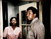 Verdie Grant (Lynn Hamilton, l.) macht dem umherziehenden Erntearbeiter Harley (Hal Williams, r.) einen Vorschlag ...