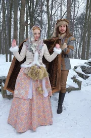 Gern gibt Prinz Janko (Jakub Jablonsk&yacute;) der frierenden Prinzessin Ad&eacute;lka (Zuzana Ž&aacute;kov&aacute;) seinen Mantel.