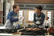Hodgins (T.J. Thyne, l.) und Cam Saroyan (Tamara Taylor) untersuchen die Leiche eines Mannes, der anscheinend für den mysteriösen Inhalt seines Aktenkoffers ermordet wurde.
