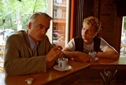 Felix (Christoph M. Ohrt, l.) trifft sich auf Sandras Bitte hin mit dem Kindsvater Sven (Tobias Retzlaff, r.) - auf ein Gespräch von Mann zu Mann. Und ist überrascht, wie wichtig dem 17-Jährigen sein Kind ist ... Felix (Christoph M. Ohrt, l.) trifft sich auf Sandras Bitte hin mit dem Kindsvater Sven (Tobias Retzlaff, r.) - auf ein Gespräch von Mann zu Mann. Und ist überrascht, wie wichtig dem 17-Jährigen sein Kind ist ...