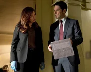 Auf den Spuren eines Amokläufers: Alex (Jeanne Tripplehorn, l.) und Hotch (Thomas Gibson, r.) ... Auf den Spuren eines Amokläufers: Alex (Jeanne Tripplehorn, l.) und Hotch (Thomas Gibson, r.) ...