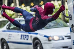 Als Spider-Man widmet sich Peter Parker (Andrew Garfield) der Verbrechensbek&auml;mpfung in New York City und wird von den Einwohnern der Stadt als tapferer Held gefeiert.; Mieze Katz (l.) und Michelle  Die Verwendung des sendungsbezogenen Materials ist nur mit dem Hinweis und Verlinkung auf RTL+ gestattet.