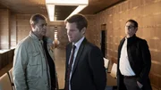 Der Anwalt Simon Friese (Kai Ivo Baulitz, M.) gibt vor Finn (Sven Martinek, l.) und Lars (Ingo Naujoks, r.) zu, eine kurze Beziehung mit dem get&ouml;teten M&auml;dchen gef&uuml;hrt zu haben, versichert jedoch, ihr nichts getan zu haben.