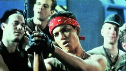 Elite-Soldaten Hudson (Bill Paxton, l.), Corporal Hicks (Michael Biehn, M.), Vasquez (Jenette Goldstein, 2.v.r.) und Drake (Mark Rolston, r.)