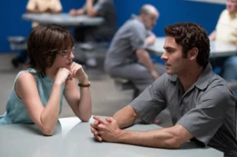 Carole Anne Boone (Kaya Scodelario, l.); Ted Bundy (Zac Efron, r.)