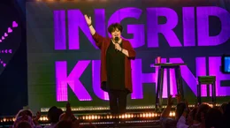 Sie ist eine gestandene Frau voller praktischer Intelligenz, tr&auml;gt das Herz auf der Zunge, und eine Pointe jagt bei ihr die n&auml;chste: Ingrid K&uuml;hne. Mit ihren scharfen Alltagsbeobachtungen und ihrem bodenst&auml;ndigen Witz strapaziert sie immer wieder die Lachmuskeln und nimmt sich mit viel Selbstironie dabei auch gerne selbst auf die Schippe.