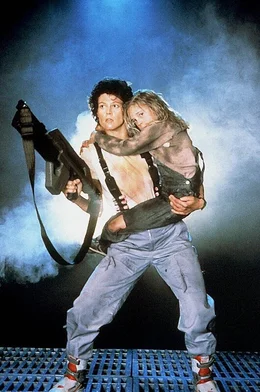 L-R: Ripley (Sigourney Weaver) und Newt (Carrie Henn)