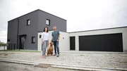 Die Wohnexperten Eva Brenner und Guido Heinz Frinken bekommen auf der Suche nach ‚Home Of The Year‘ Verstärkung von Sebastian Freitag, dem Global Creative Director von Westwing. Gemeinsam besichtigen die Juroren drei Immobilien in Bayern - von zwei völlig unterschiedlichen Bauernhäusern bis hin zu einem modernen schwarzen Monolith.