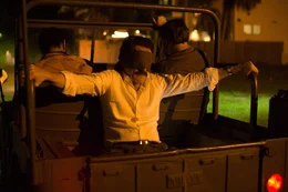 Undercover-Agent Robert Mazur (Bryan Cranston, Mitte) muss sich in lebensbedrohliche Situationen begeben, um vom Escobars Kartell akzeptiert zu werden. Er wird von zwei Mitgliedern des Kartells im offen Jeep zu einem geheimen Ort gebracht. Er sitzt mit verbundenen Augen auf der Ladefl&auml;che eines Jeeps.