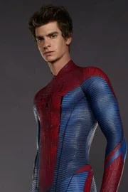 W&auml;hrend der Nachforschungen &uuml;ber den Verbleib seiner Eltern wird der Sch&uuml;ler Peter Parker (Andrew Garfield) von einer Spinne gebissen. Seitdem verf&uuml;gt er &uuml;ber au&szlig;ergew&ouml;hnliche F&auml;higkeiten, die er als "Spiderman" verkleidet der Jagd nach Verbrechern widmet