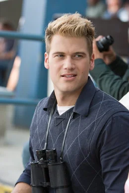 Erh&auml;lt ungl&uuml;cklicherweise nicht die Warnung, die ihm Nick zukommen l&auml;sst: Hunt (Nick Zano) ...