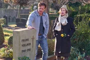 Stefan (Hendrik Duryn) trifft seine Mutter Inga (Renate Krößner) am Grab seines Vaters. Stefan (Hendrik Duryn) trifft seine Mutter Inga (Renate Krößner) am Grab seines Vaters.