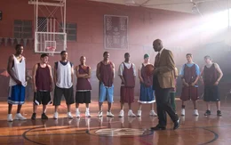 Um einem alten Freund einen Gefallen zu tun, &uuml;bernimmt Coach Carter (Samuel L. Jackson, vorne) das Training der Basketballmannschaft einer Highschool im &ouml;rtlichen Ghetto. Die v&ouml;llig undisziplinierten Jungen stellen ihn vor seine gr&ouml;&szlig;te Herausforderung ...
