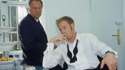 Kommissar Kehler (Wolfgang Bathke, li.) verh&ouml;rt den Sohn des Toten, Viktor Kaltenbach (Johann von B&uuml;low), der zur Tatzeit auf einer Party war.