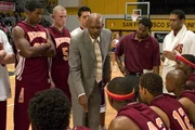 Alle Spieler haben mit ihren schulischen Leistungen gro&szlig;e Probleme. Als Coach Carter (Samuel L. Jackson, M.) davon erf&auml;hrt, ist er entsetzt. Gegen den Widerstand der Schulleiterin und den Eltern der Jungen entscheidet Coach Carter das Unglaubliche ...