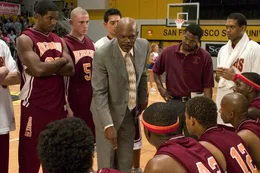 Alle Spieler haben mit ihren schulischen Leistungen gro&szlig;e Probleme. Als Coach Carter (Samuel L. Jackson, M.) davon erf&auml;hrt, ist er entsetzt. Gegen den Widerstand der Schulleiterin und den Eltern der Jungen entscheidet Coach Carter das Unglaubliche ...