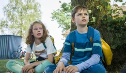 Priscilla von Sprengel (Bella Bading, l.); Florian Maurer (Nico Marischka, r.)