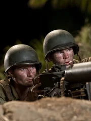 Nach Beginn der Kampfhandlungen sind ihre heroischen Illusionen so gut wie dahin: Robert Leckie (James Badge Dale, l.) und Lou "Chuckler" Juergens (Josh Helman, r.) ... Nach Beginn der Kampfhandlungen sind ihre heroischen Illusionen so gut wie dahin: Robert Leckie (James Badge Dale, l.) und Lou "Chuckler" Juergens (Josh Helman, r.) ...