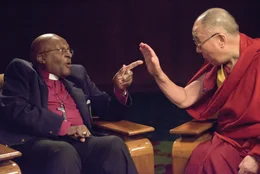 Erzbischof Desmond Tutu (l.) und der Dalai Lama diskutieren &uuml;ber Freude  Die Verwendung des sendungsbezogenen Materials ist nur mit dem Hinweis und Verlinkung auf RTL+ gestattet.