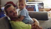 Zack Mulligan (l.) mit seinem Sohn Elliot Mulligan auf dem Sofa