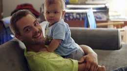 Zack Mulligan (l.) mit seinem Sohn Elliot Mulligan auf dem Sofa