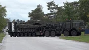 Die Zugmaschine HX81 kann den 60 Tonnen schweren Panzer Leopard 2 transportieren.
