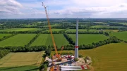 F&uuml;r die Montage von Windm&uuml;hlenr&auml;dern m&uuml;ssen die Krane besonders hoch sein.