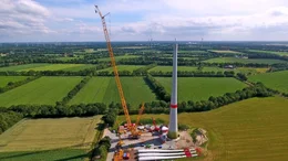 F&uuml;r die Montage von Windm&uuml;hlenr&auml;dern m&uuml;ssen die Krane besonders hoch sein.