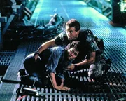 L-R: Ripley (Sigourney Weaver) und Hicks (Michael Biehn)