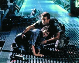 L-R: Ripley (Sigourney Weaver) und Hicks (Michael Biehn)