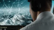 REENACTMENT - Sichuan Airlines Flug 8633 befindet sich hoch über dem Himalaya, als das Cockpitfenster einen Riss bekommt und plötzlich explodiert.