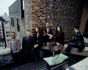 Adam Ross (AJ Buckley), Lindsay Monroe (Anna Belknap), Danny Messer (Carmine Giovinazzo), Mac Taylor (Gary Sinise), Stella Bonasera (Melina Kanakaredes), Det. Don Flack (Eddie Cahill), Dr. Sheldon Hawkes (Hill Harper) und Dr. Sid Hammerback (Robert Joy). Adam Ross (AJ Buckley), Lindsay Monroe (Anna Belknap), Danny Messer (Carmine Giovinazzo), Mac Taylor (Gary Sinise), Stella Bonasera (Melina Kanakaredes), Det. Don Flack (Eddie Cahill), Dr. Sheldon Hawkes (Hill Harper) und Dr. Sid Hammerback (Robert Joy).