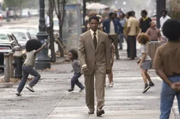 Er schreckt weder vor Erpressung noch vor Bestechung oder Mord zur&uuml;ck, um seine Mafia-Konkurrenten mit billigem Heroin auszustechen: Gangster Frank Lucas (Denzel Washington) ...