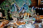 Der zweik&ouml;pfige Drache Drako kann leckerem Essen nicht widerstehen.