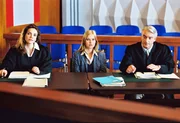 Sandra (Rebecca Immanuel, l.) und Felix (Christoph M. Ohrt, r.) vertreten die junge Natascha Marx (Bojana Golenac, M.), die ihren Hausmeister wegen sexueller Bel&auml;stigung angezeigt hat.