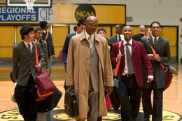 Der charismatische Highschool-Basketballcoach Ken Carter (Samuel L. Jackson, vorne) will seine Sch&uuml;tzlinge mit Disziplin und Fairness nicht nur auf dem Spielfeld, sondern auch im Klassenzimmer zu besseren Leistungen anspornen. Wird er die Sch&uuml;ler f&uuml;r sich gewinnen oder st&ouml;&szlig;t er auf taube Ohren?; Der charismatische Highschool-Basketballcoach Ken Carter (Samuel L. Jackson, vorne) will seine Sch&uuml;tzlinge mit Disziplin und Fairness nicht nur auf dem Spielfeld, sondern auch im Klassenzimmer zu besseren Leistungen anspornen. Wird er die Sch&uuml;ler f&uuml;r sich gewinnen oder st&ouml;&szlig;t er auf taube Ohren?
