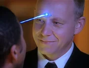 Gavin (Brad Greenquist), ein böser Dämon aus der Zukunft, ist in die Gegenwart zurückgekehrt, um zu verhindern, dass ein Serum entwickelt wird, das alle Dämonen vernichtet.