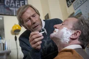 Haben die beiden Rentner den Ex-Fußballer und Ruhrpott-Legende Rudi Moos entführt? Im Gegensatz zu Andreas ist Mick ist von der Unschuld von Hannes Kampeter (Horst Janson, l.) und Adolf Hoecker (Tilo Prückner, r.) überzeugt ... Haben die beiden Rentner den Ex-Fußballer und Ruhrpott-Legende Rudi Moos entführt? Im Gegensatz zu Andreas ist Mick ist von der Unschuld von Hannes Kampeter (Horst Janson, l.) und Adolf Hoecker (Tilo Prückner, r.) überzeugt ...