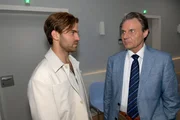 Gerner (Wolfgang Bahro, r.) ist von Julians (Onno Buß) Verhalten entsetzt.