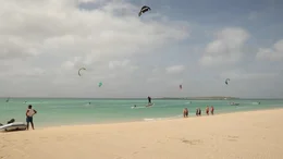 Kr&auml;ftige Winde machen Boavista zu einem Paradies f&uuml;r Kite-Surfer.