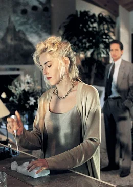 Detective Nick Curran (Michael Douglas) soll einen r&auml;tselhaften Mordfall aufkl&auml;ren, mit dem das Opfer mit einem Eispickel ermordet wurde. Hat die geheimnisvolle Catherine Tramell (Sharon Stone) damit etwas zu tun?