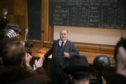 Babylon Berlin Staffel 3 Folge 8: Polizei tappt im Dunkeln; Udo Samel als Ernst Gennat.