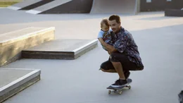 Zack Mulligan (r.) mit seinem Sohn Elliot Mulligan auf dem Skateboard