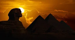 Silhouette der Pyramiden von Gizeh und der gro&szlig;en Spinhx von Gizeh bei Sonnenaufgang.    +++ Die Verwendung des sendungsbezogenen Materials ist nur mit dem Hinweis und Verlinkung auf RTL+ gestattet. +++