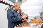 Björn Freitag (l) mit Jacob „Jack“ Geert Kornstra auf dem Krabbenkutter; er erlebt, wie Nordseekrabben gefangen werden. Björn Freitag (l) mit Jacob „Jack“ Geert Kornstra auf dem Krabbenkutter; er erlebt, wie Nordseekrabben gefangen werden.
