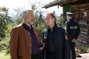 Hauptkommissar Stadler (Dieter Fischer, l.) und Polizeihauptmeister Mohr (Max Müller, r.) besprechen die ersten Ermittlungsergebnisse. Polizist im Hintergrund: Komparse. Hauptkommissar Stadler (Dieter Fischer, l.) und Polizeihauptmeister Mohr (Max Müller, r.) besprechen die ersten Ermittlungsergebnisse. Polizist im Hintergrund: Komparse.