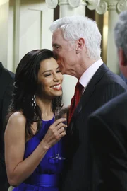Während sich Susan auf der Suche nach Mike im Wald verläuft, erfahren Gabrielle (Eva Longoria, l.) und Victor (John Slattery, r.) von der erfolgreichen Wahl zum Bürgermeister.